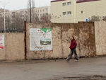 После публикации DonDay-Волгодонск рухнувший забор у школы №11 поставили на место