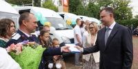 Слюсарь подарил многодетным семьям Дона новые автомобили - V-Pravda.Ru