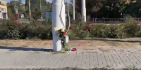 Волгодонцы несут цветы к месту гибели сбитых ночным гонщиком девушек на проспекте Строителей - Bloknot-Volgodonsk.Ru