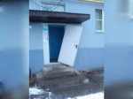 В Волгодонске после капремонта дома на Морской снова обвалилась дверь в подъезд