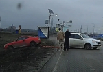 Автомобиль съехал в кювет на въезде в Дубовское: водители объединились, чтобы вытащить машину