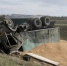 Под Волгодонском зерновоз столкнулся с фурой и перевернулся на обочине - V-Pravda.Ru