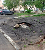 «Грунт просел над новой теплотрассой»: горожане напуганы растущей дырой во дворе