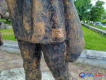 В Волгодонске памятник дружбы заклеили скотчем