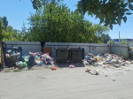 В Волгодонске контейнерная площадка на Степной утонула в мусоре